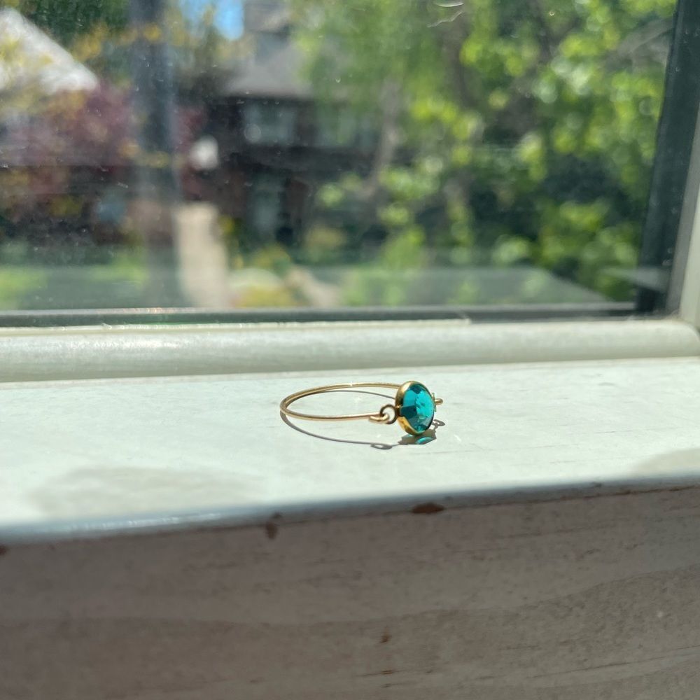 Beautiful gold ring with blue gem - Picture 3 of 8